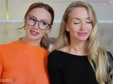 Chaturbate Live Porn of mia_cloudy