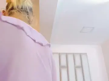 Chaturbate Adult Video Chat of emiily_roberts1