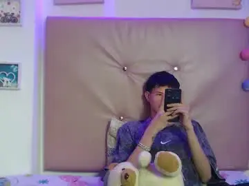 Chaturbate Live Sex Cam of iam_lukas__