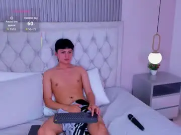 Chaturbate Live Sex Cam of maxii18_