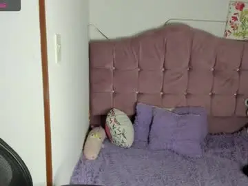 Chaturbate Live Sex Cam of caroline_rodriguez_9