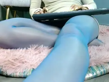 Chaturbate Live Sex Cam of aveline_nuit