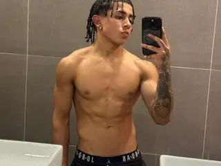 Streamate Live Sex Cam of Bradley_Strong