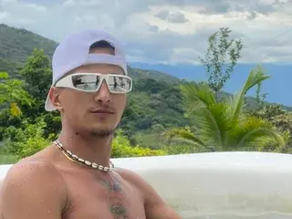 Streamate Nude Webcam of Adams_pitter