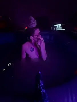 Stonermama666420 from stripchat