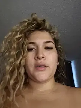 Stripchat Live Sex Cam of Sara_smiiith211