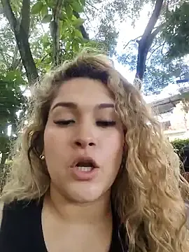 Stripchat Live Sex Cam of Sara_smiiith211