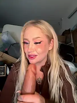 Stripchat Sex Cam of RollDolls