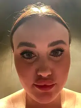 Stripchat Adult Video Chat of KiraSunshine