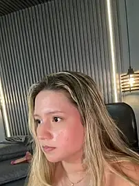 Stripchat Sex Cam of MiaPetit_