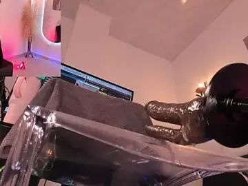 Stripchat Live Sex Cam of raven_blackk