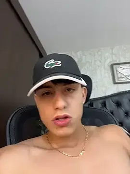 Stripchat Live Sex Cam of Lander_Cruz