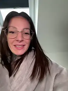 Stripchat Live Sex Cam of BrownieyQueen