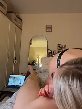 Stripchat Live Sex Cam of xxcurvyjessiexx