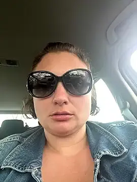 Stripchat Live Sex Cam of MilfyMrsRobinson