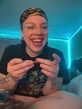 Stripchat Free Porn Cam of QueenNuttCollector