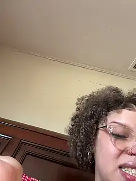 Stripchat Live Sex Cam of QueenNuttCollector