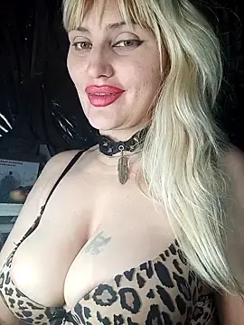 Stripchat Sex Cam of Freya_Milf