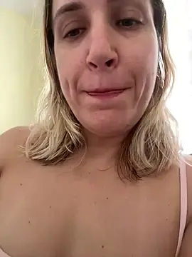 Stripchat Live Sex Cam of Bia_sexynovaes