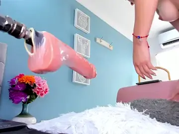 Stripchat Live Sex Cam of Luna_Raay