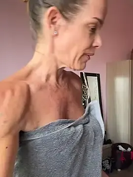 Stripchat Best live sex cam show of mommyselenafit_