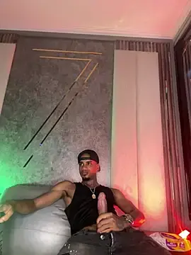 Stripchat Watch Live Sex Cams of AaronCruz_