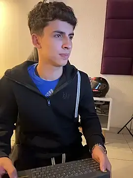 Stripchat Sex Cam of AdrianRinaldi