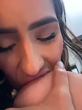 Stripchat Live Sex Cam of Mau_White