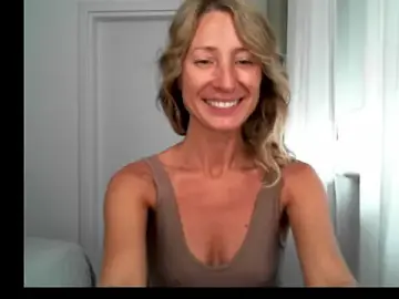 Stripchat Live Sex Cam of Paevoa