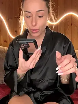 Stripchat Sex Cam of petrouchkaaa_