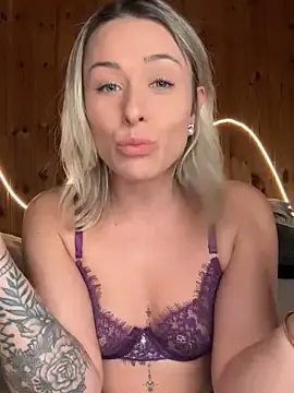 Stripchat Watch Live Sex Cams of petrouchkaaa_