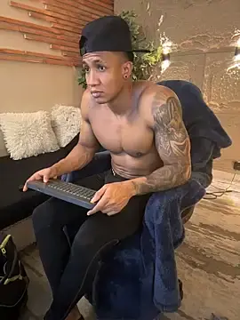 Stripchat Free Live Porn of Logan_Varela