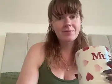 Stripchat Sex Cam of redheadrosie69