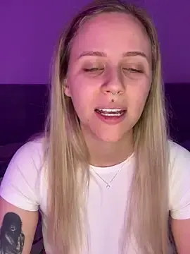 Stripchat Live Sex Cam of lunawolf21