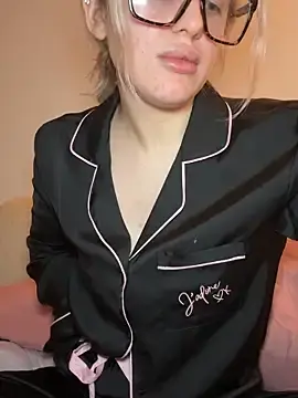 Stripchat Live Sex Cam of Holly-Glamour