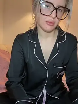 Stripchat Live Sex Cam of Holly-Glamour