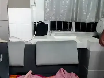 Stripchat Live Sex Cam of Miss-Berries