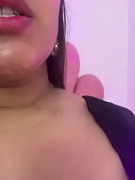 Stripchat Live Sex Cam of krishaa_