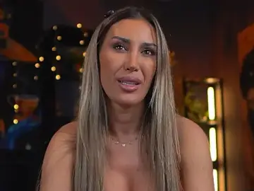 Stripchat Adult Webcam of Evelyn_Evyyy