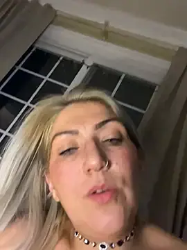 Stripchat Sex Cam of LittleMissEeve