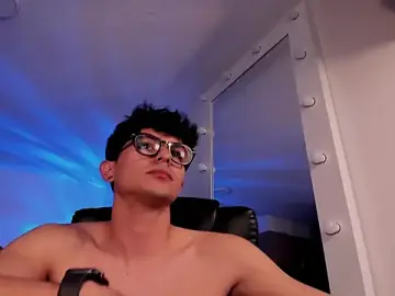 Mikeyvioleta_ from stripchat