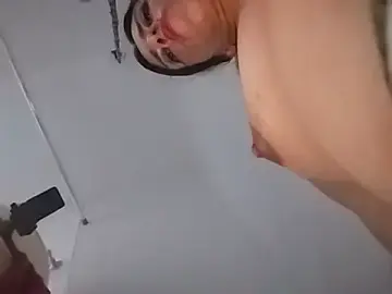 gurlnips from stripchat