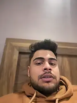 Stripchat Live Sex Cam of Hornybeardguy