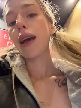 Stripchat Live Sex of kira_mia