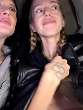 Stripchat Live Porn of kira_mia