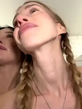 Stripchat Sex Cam of kira_mia