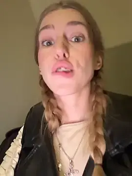 Stripchat Free Live Porn of kira_mia