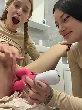 Stripchat Watch Live Sex Cams of kira_mia