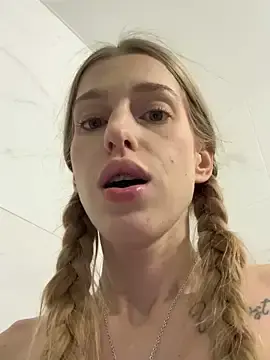 Stripchat Free Live Porn of kira_mia