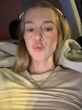 Stripchat Adult Webcam of kira_mia